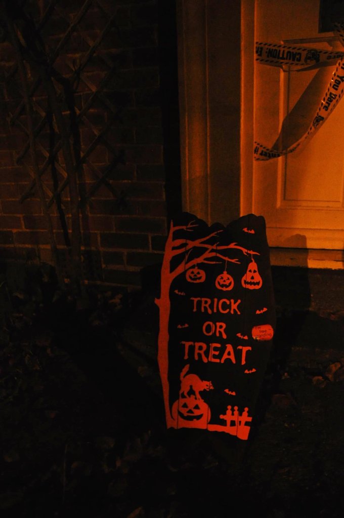 polina.rocks Halloween Trick or Treat Decoration